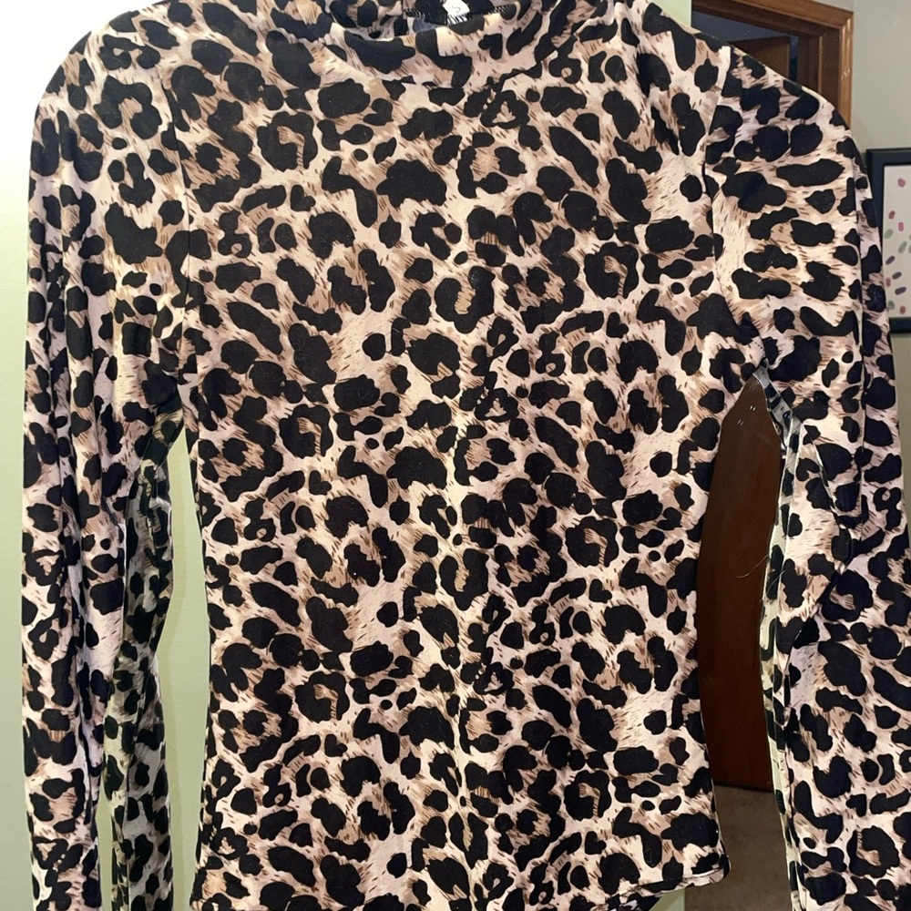 Women’s small long sleeve mock neck leopard print bodysuit. Snap closure